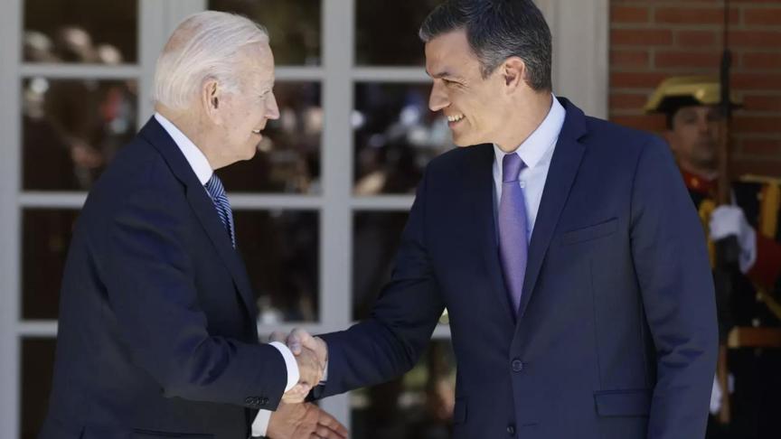 Pedro Sánchez saluda a Joe Biden en La Moncloa.