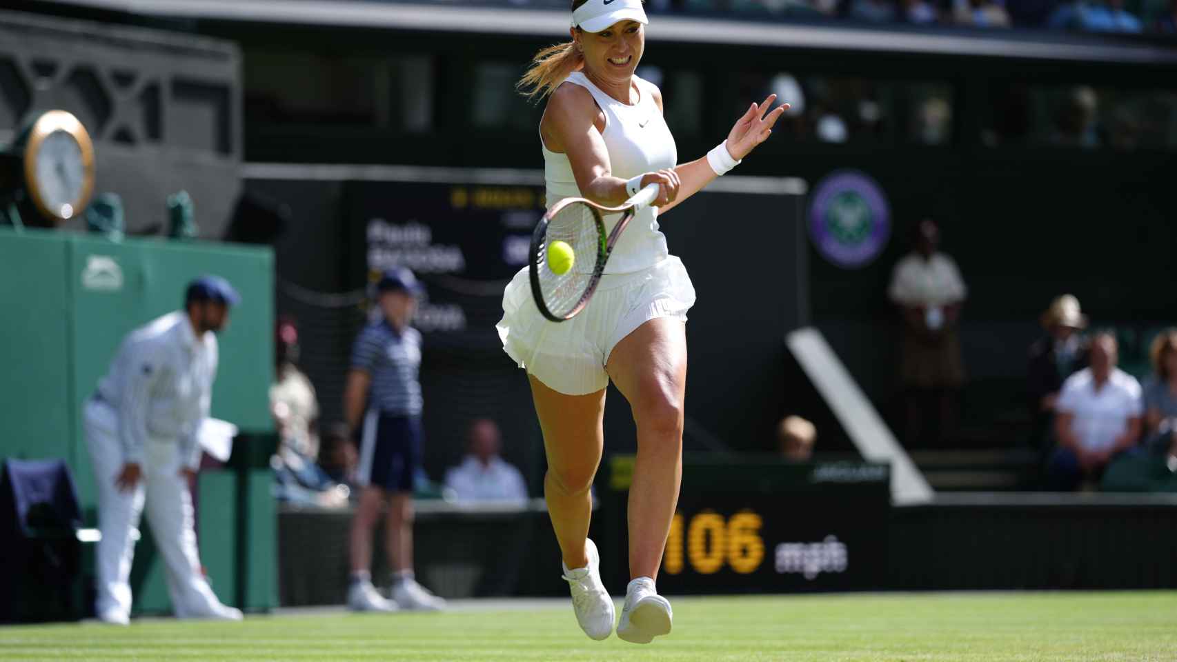 Paula Badosa golpea una derecha en Wimbledon