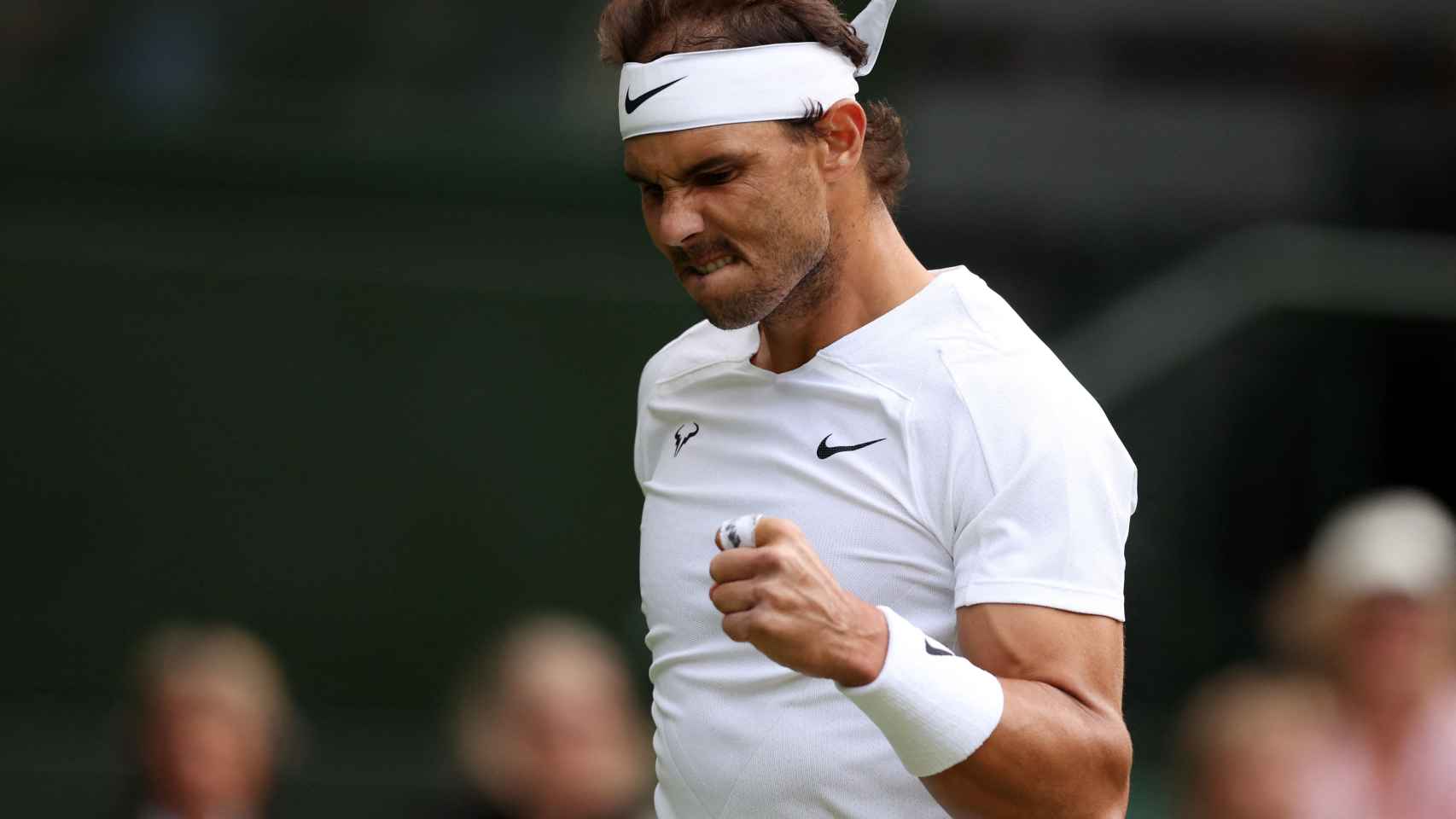 Rafa Nadal celebra un punto ante Lorenzo Sonego en Wimbledon