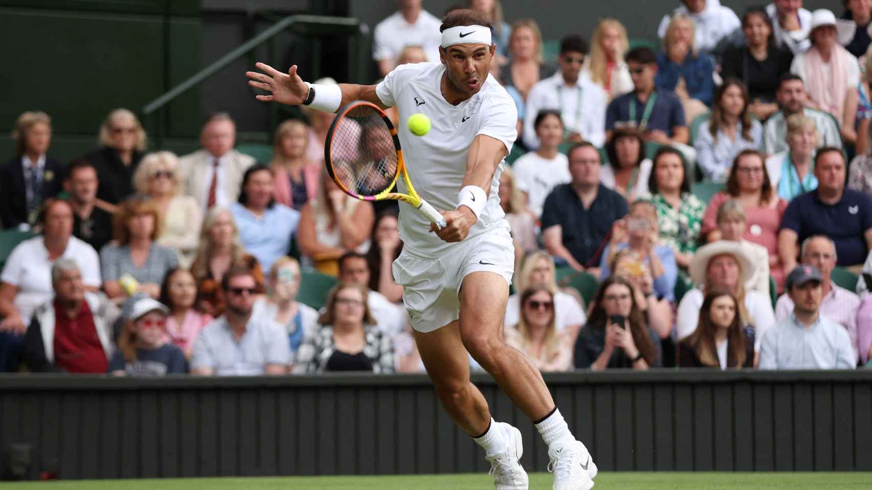 Rafa Nadal ejecuta una volea contra Sonego en Wimbledon