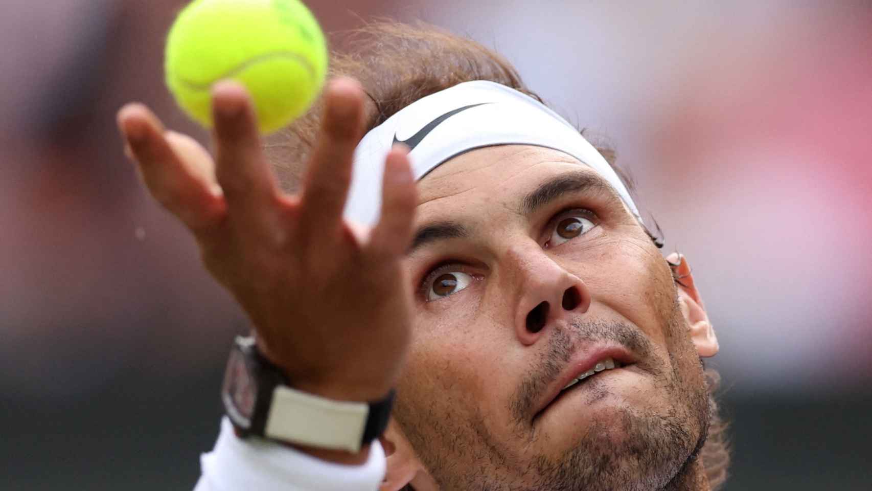 Rafa Nadal ejecuta un saque en Wimbledon