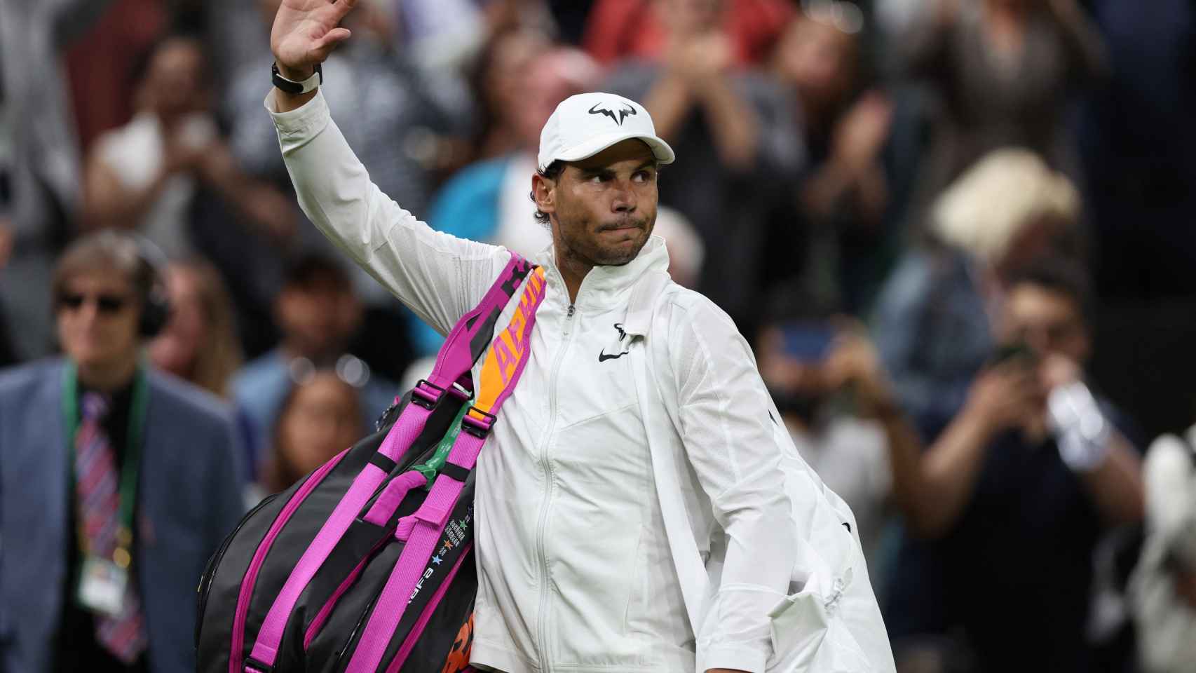 Rafa Nadal se despide de la pista central del All England Lawn Tennis Club después de una victoria en Wimbledon