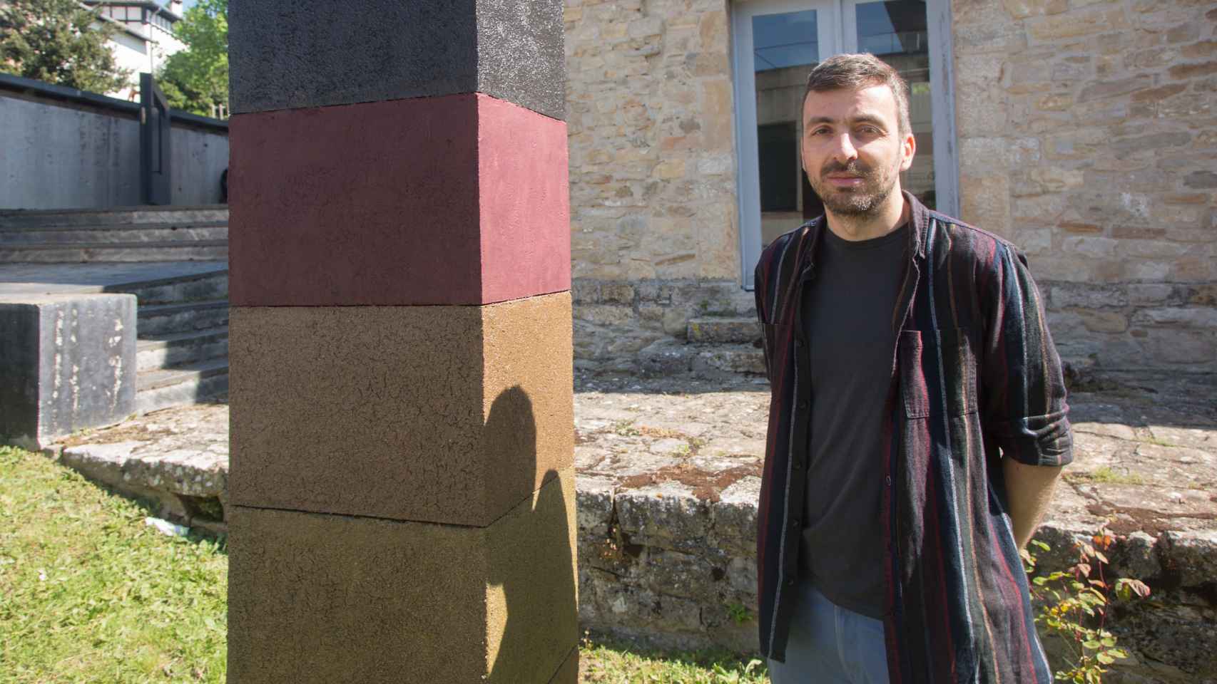 David Bestué junto a 'Pilar', 2022, en el exterior del Museo Oteiza. Foto: Justy García Koch