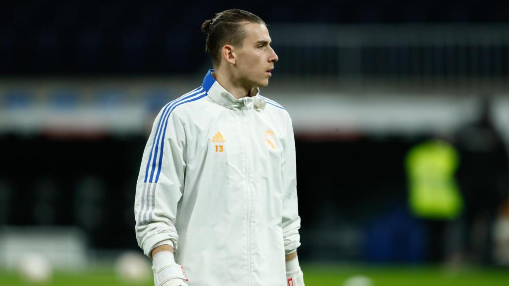 Andriy Lunin durante un calentamiento con el Real Madrid