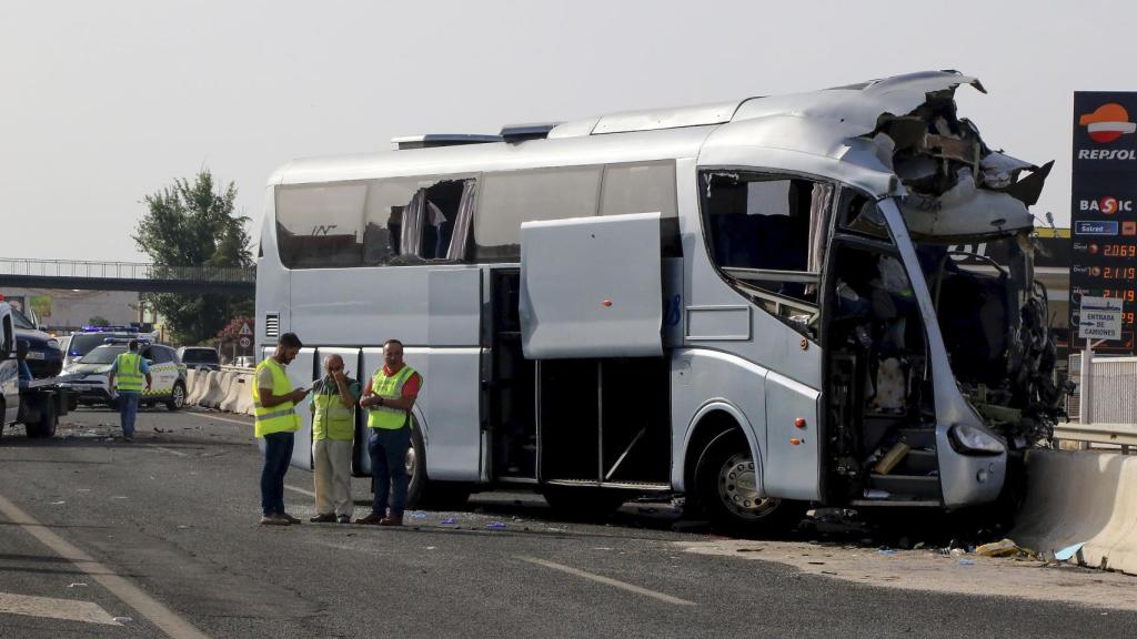 Un agente de la Guardia Civil de Tráfico, de espaldas, en una carretera.