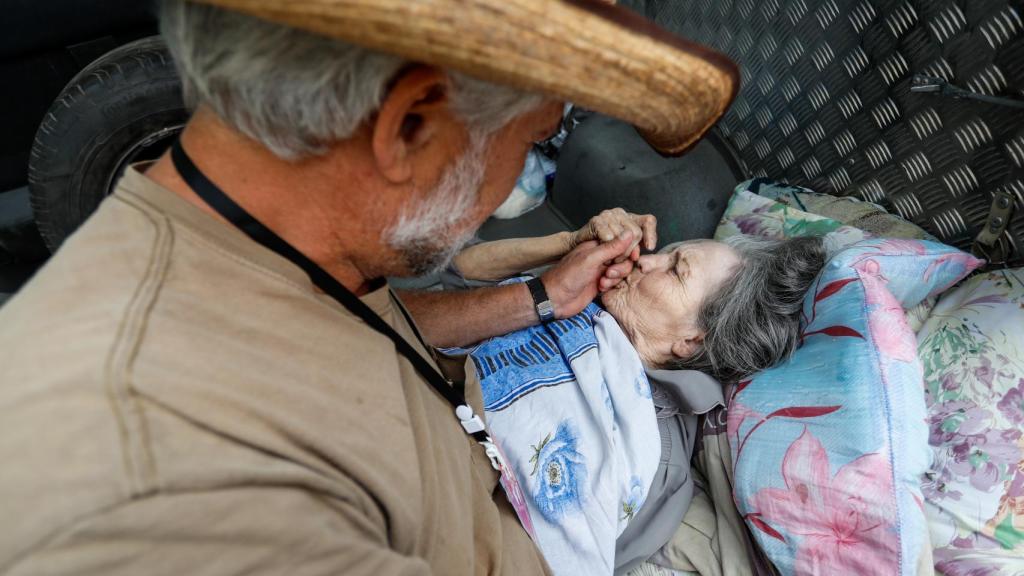 Anciana siendo evacuada de la región del Donetsk.