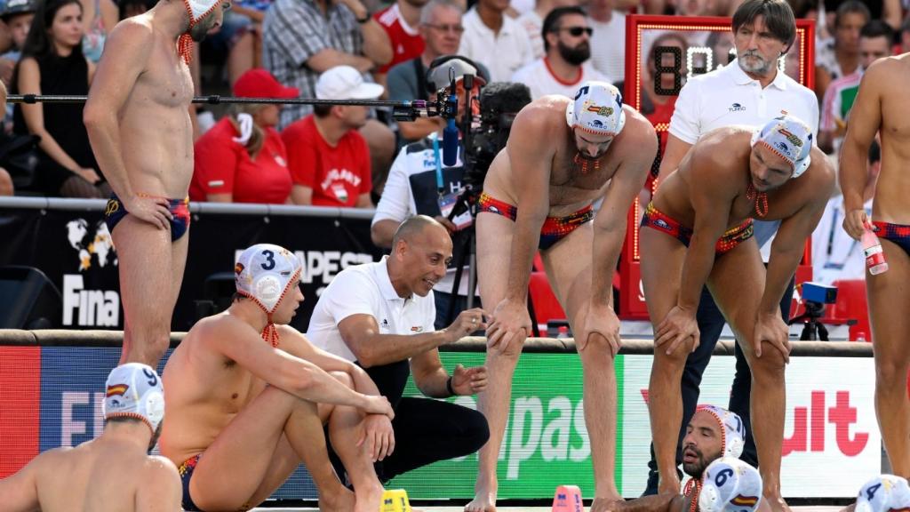 Los jugadores de España escuchan a David Martín Lozano.