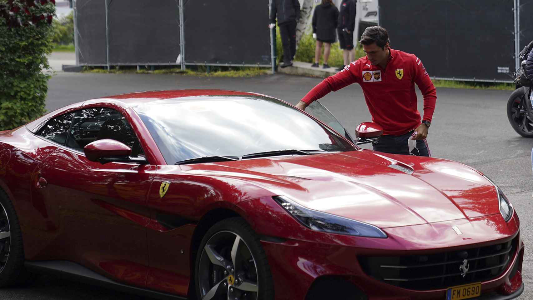Carlos Sainz con el Ferrari Portofino.
