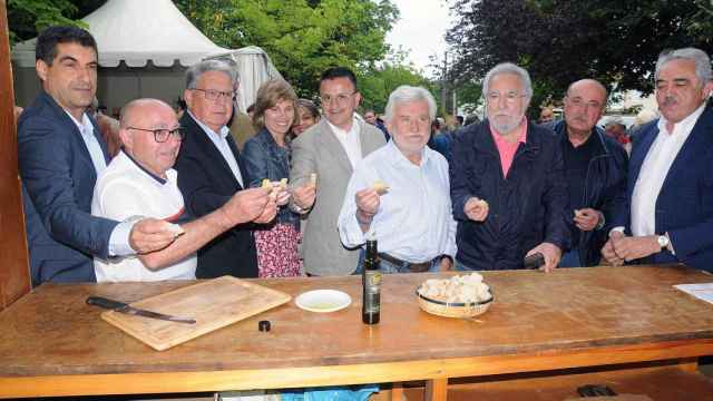 El conselleiro do Medio Rural, José González, asiste a la Festa do Pan de Cea.