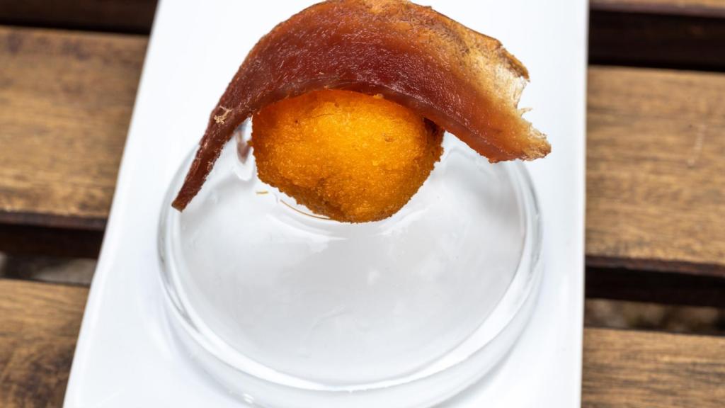 Como si de un nigiri se tratara, esta croqueta incluye jamón y mojama.