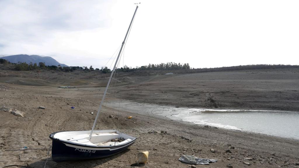 El embalse de La Viñuela, en Málaga, durante la sequía de febrero de este año.