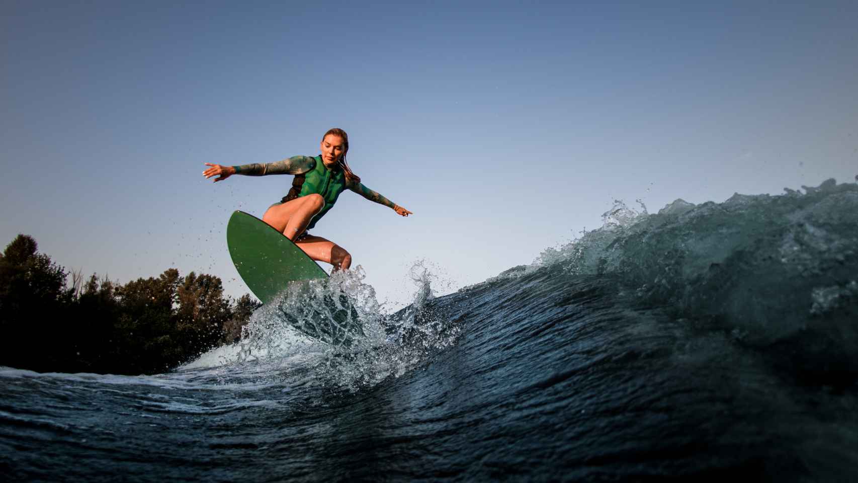 Una mujer haciendo surf.