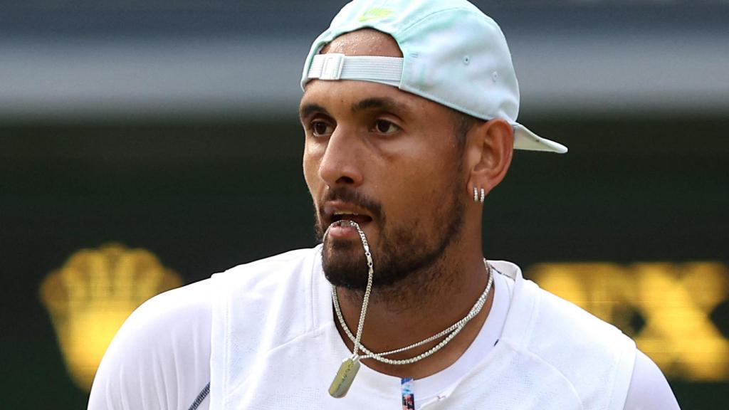 Nick Kyrgios muerde su cadena.