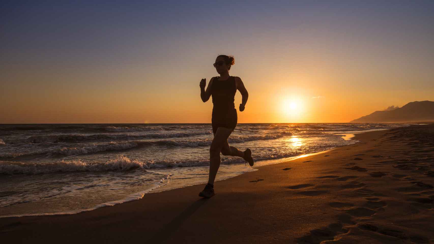 Fitness Mujer Corriendo Por El Océano En La Puesta Del Sol Fotos