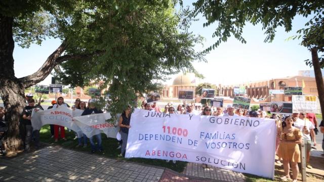 Trabajadores de Abengoa se concentran en la puerta de Fibes durante una reunión entre Junta y Gobierno.