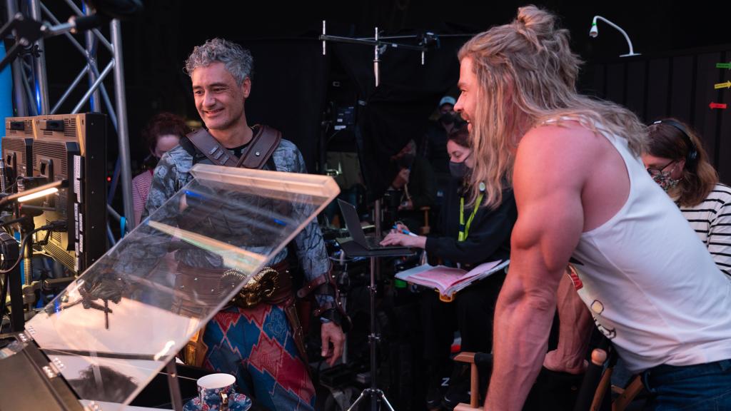 Taika Waititi y Chris Hemsworth, durante el rodaje de 'Thor, Love and Thunder'.