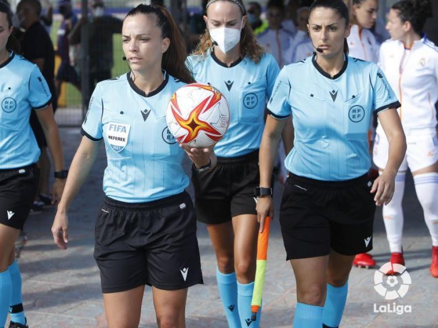 Marta Huerta al frente en un partido que arbitraba.