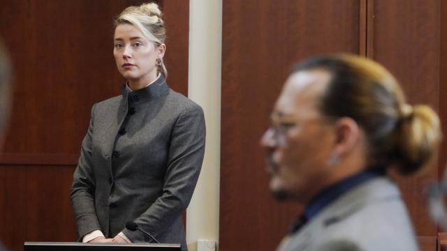 Amber Heard y Johnny Depp en la corte de Fairfax, Virginia, durante su juicio.