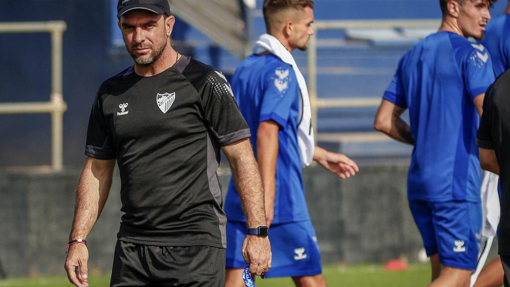 Pablo Guede durante el primer entrenamiento del curso con el Málaga CF