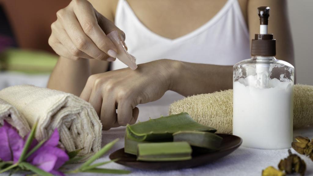 Una mujer se cura una quemadura en la mano con un preparado de aloe vera.