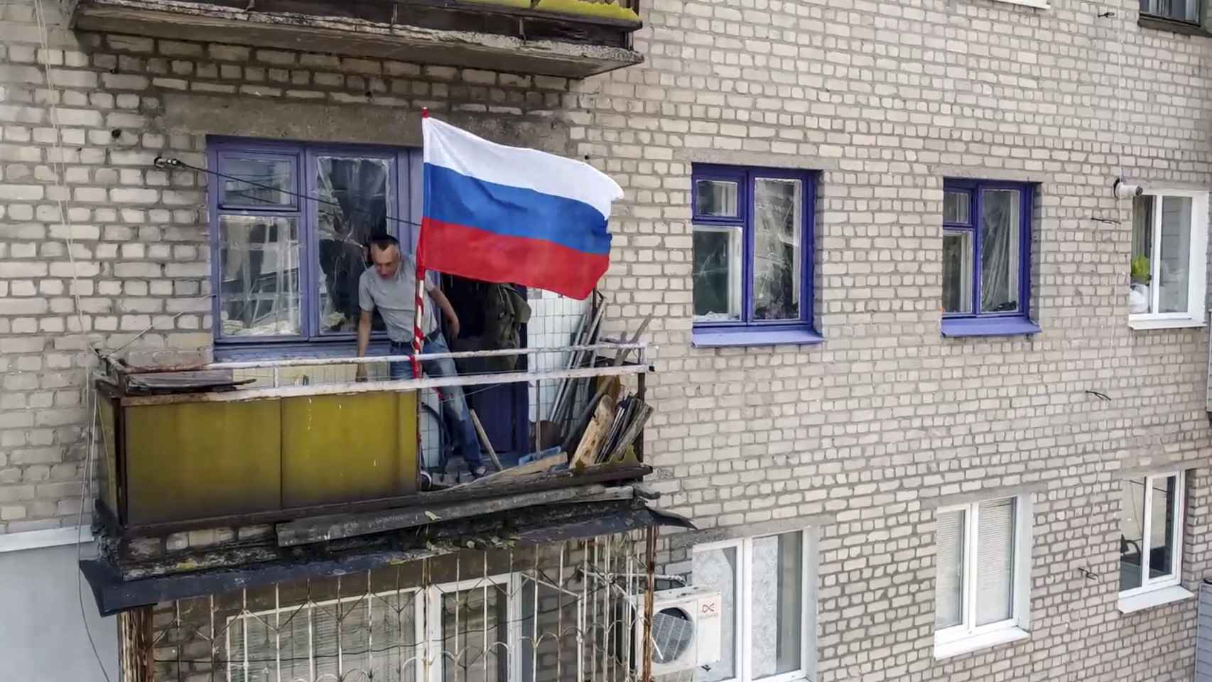 Una bandera rusa ondea en un balcón de Lisichansk