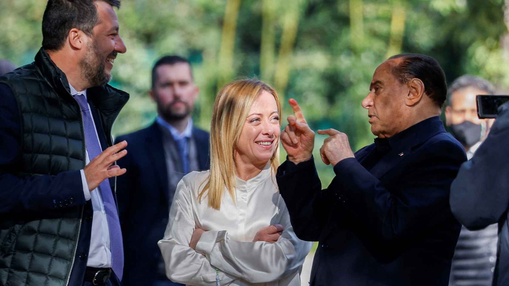 Giorgia Meloni, junto a Silvio Berlusconi y Matteo Salvini.
