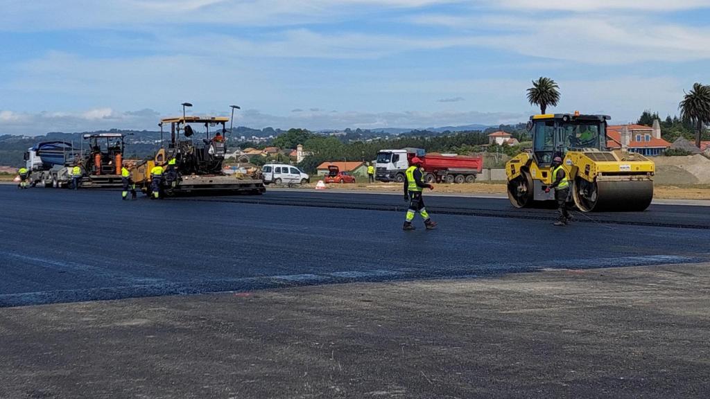 Máquinas trabajando en las últimas capas de asfalto de la pista del aeropuerto de A Coruña.