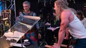 Taika Waititi y Chris Hemsworth, durante el rodaje de 'Thor, Love and Thunder'.