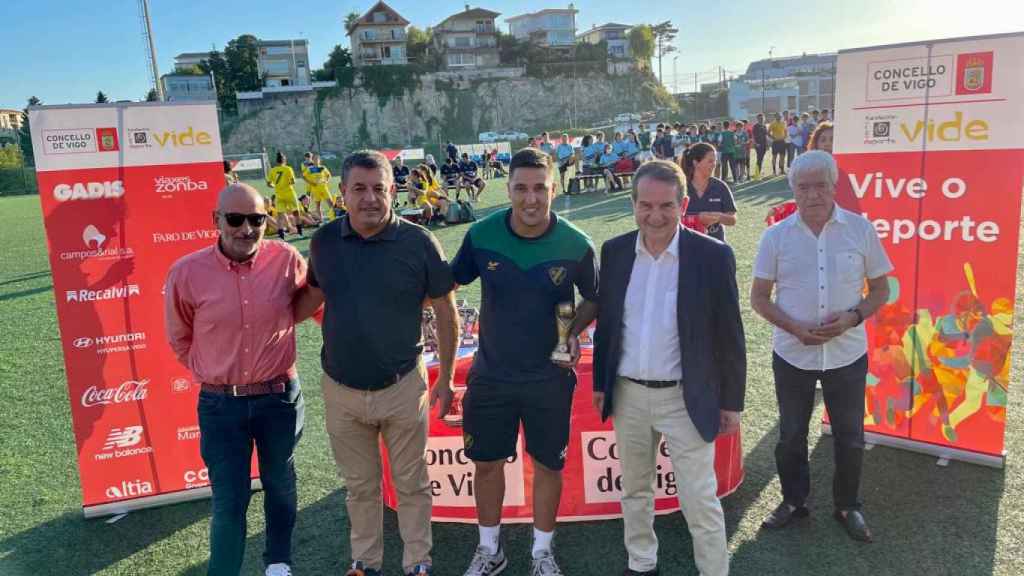 Abel Caballero entregando el premio de mejor entrenador de la categoría Sub14, al técnico del Coruxo