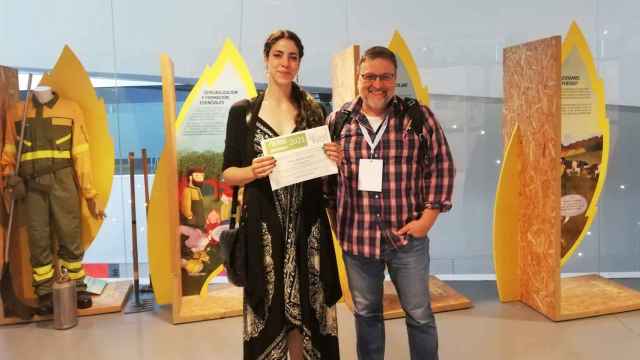 Elena Álvarez, junto al director de la Escuela de Ingeniería Forestal, Juan Picos.