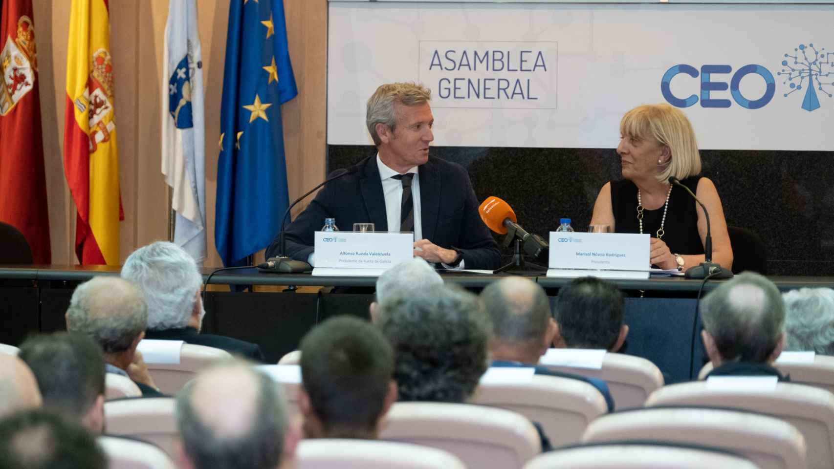 El presidente de la Xunta, Alfonso Rueda, junto a Marisol Novoa, presidenta de la CEO.