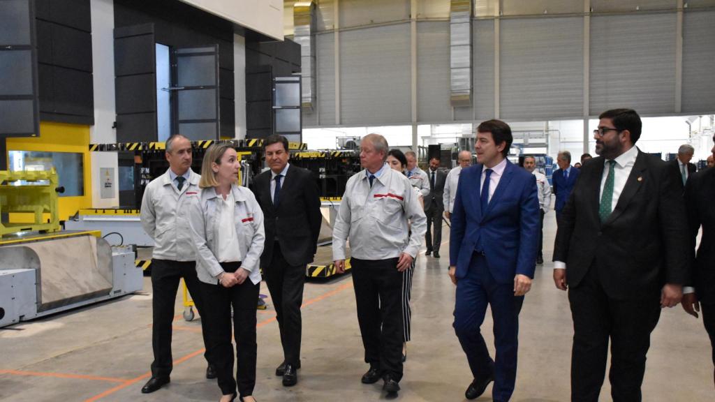 El presidente de la Junta, Alfonso Fernández Mañueco; junto a Nuria Cristóbal, nueva directora de Nissan Ávila; el consejero de Economía y Hacienda, Fernández Carriedo y el alcalde de Ávila, Jesús M. Sánchez