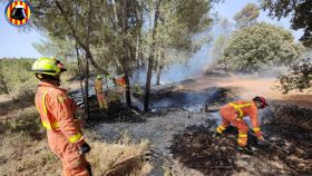 Los bomberos trabajando en el incendio de Venta del Moro (Valencia).