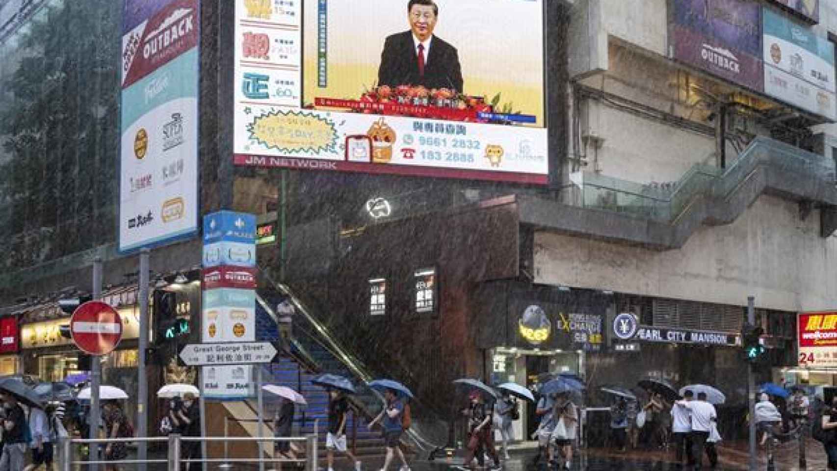 Calle de Hong Kong con una pantalla que muestra al presidente chino, Xi Jinping, hablando durante una ceremonia de juramento del nuevo director ejecutivo de Hong Kong, John Lee, en Hong Kong, China, el 1 de julio de 2022.