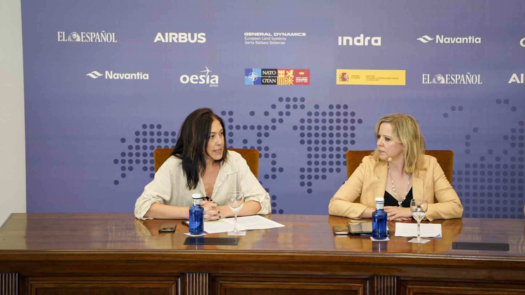 Alicia Cebada y Clara Tébar durante la mesa Mujer, paz y seguridad.