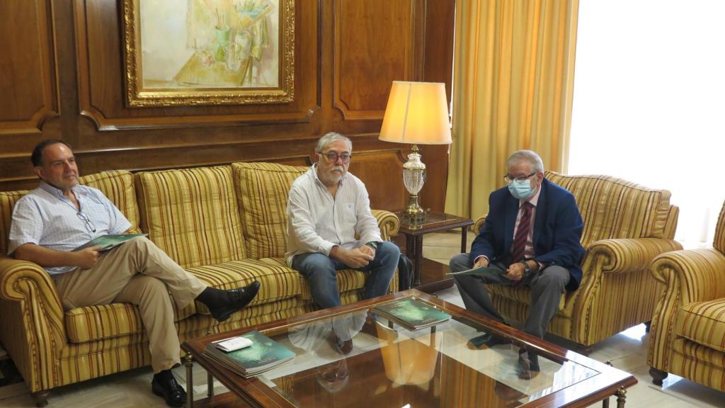 Ismael Crespo, catedrático de Ciencias Políticas, el doctor en Sociología de la Universidad de Murcia, Juan José García Escribano, y el presidente de la Asamblea Regional, Alberto Castillo, este martes, en la presentación del CEMOP en la Asamblea Regional.