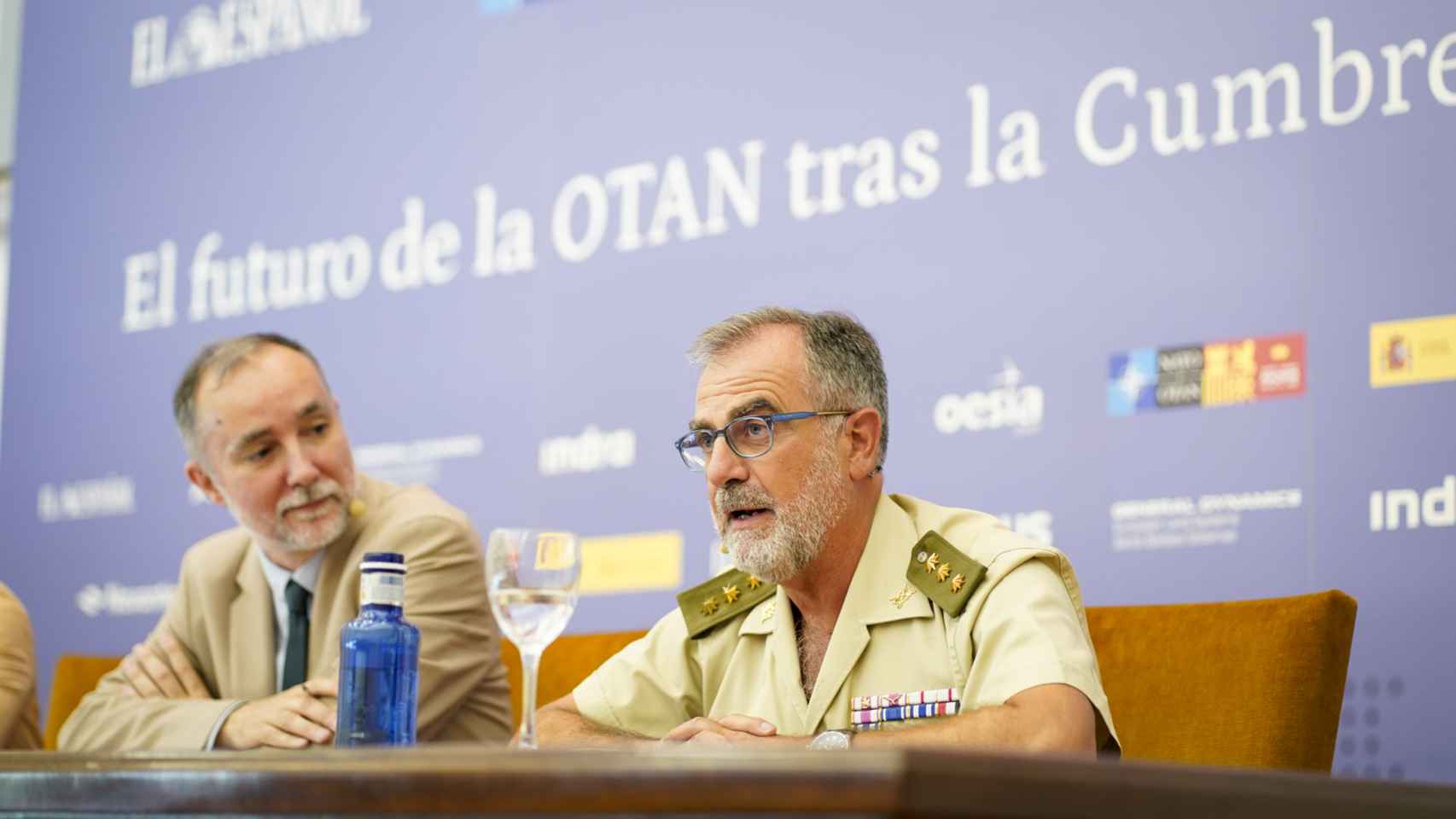 El coronel Javier Ruiz Arévalo. A la izquierda, el moderador de la mesa, Cristian Campos.