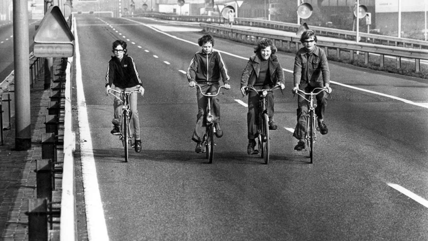 Imagen de una autopista de Ámsterdam durante un domingo sin coches en la década de los 70.