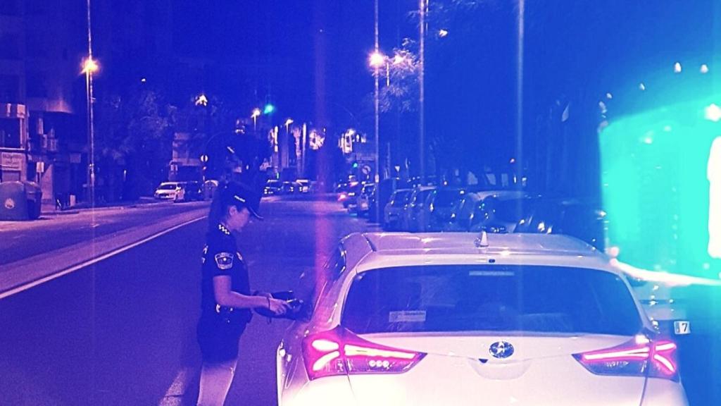 Los agentes de la Policía Local de Crevillent efectuaron una prueba de alcoholemia al conductor. En la imagen, recurso de la propia policía municipal de estas pruebas.