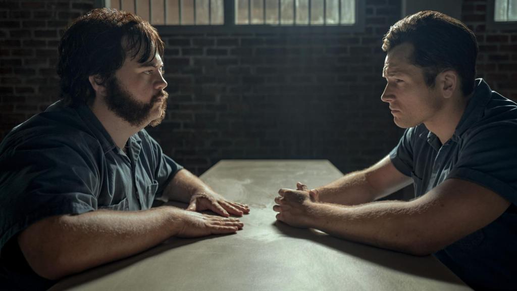 Taron Egerton y Paul Walter Hauser en 'Encerrado con el diablo' .