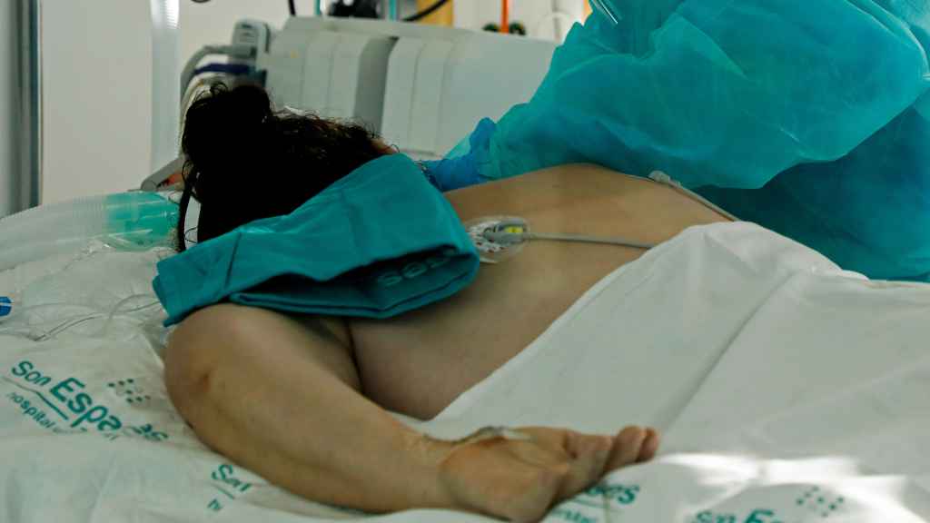 Una paciente en Cuidados Intensivos en el hospital de Son Espases.