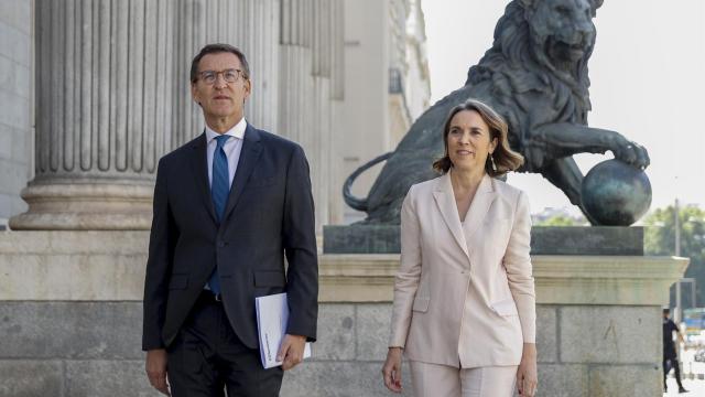 Alberto Núñez Feijóo y la portavoz del PP, Cuca Gamarra, ante los leones del Congreso.