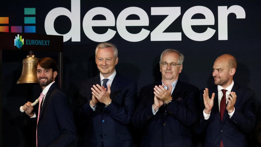 Jeronimo Folgueira, CEO de Deezer, realiza el toque de campana en la Bolsa de París con motivo de la salida a bolsa de la plataforma. Junto a él, Bruno Le Maire, ministro de Economía, Finanzas, Industria y Seguridad Digital; Guillaume d'Hauteville, presidente de Deezer, y Jean-Noel Barrot, ministro de Transición Digital y Telecomunicaciones.