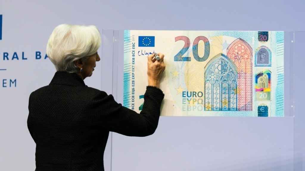 La presidenta del BCE, Christine Lagarde, en la ceremonia de firma de billetes de euro