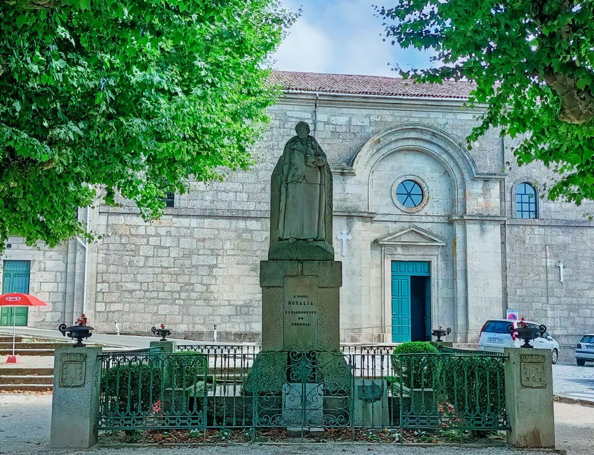 Estatua de Rosalía en el Espolón de Padrón (Emma Sexto)