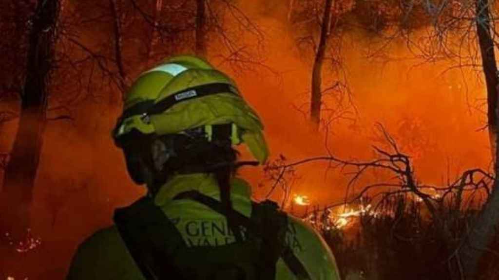 Un bombero trabaja durante la noche en la extinción del incendio de Venta del Moro.