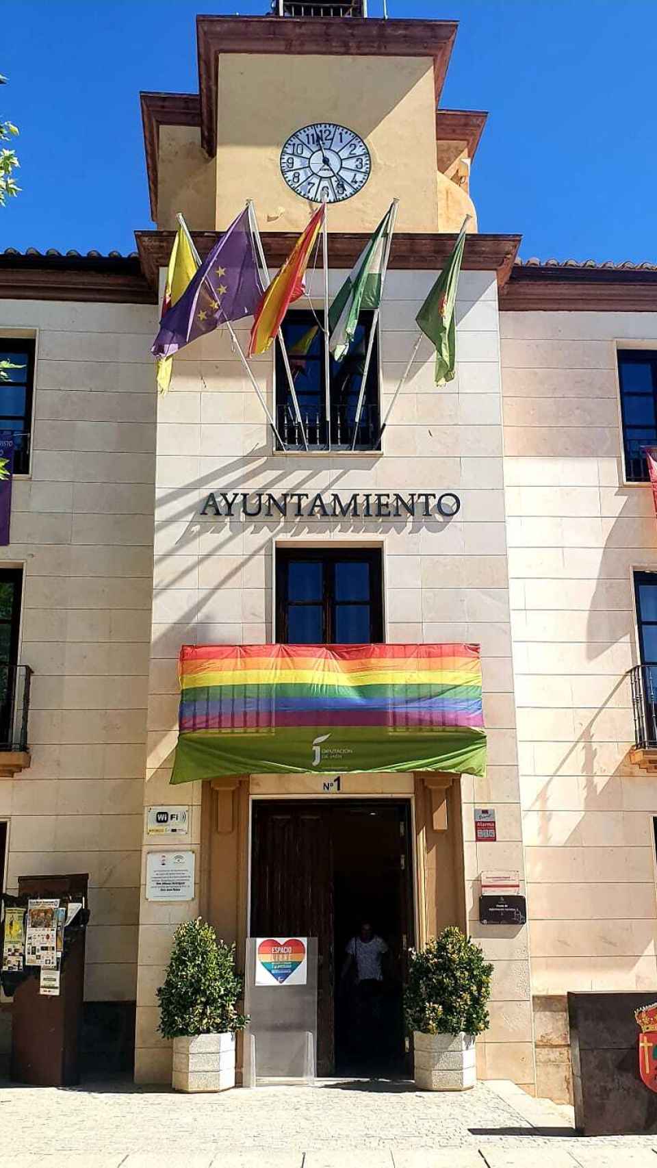 La fachada del Ayuntamiento de Cabra del Santo Cristo luciendo las banderas LGTBI.
