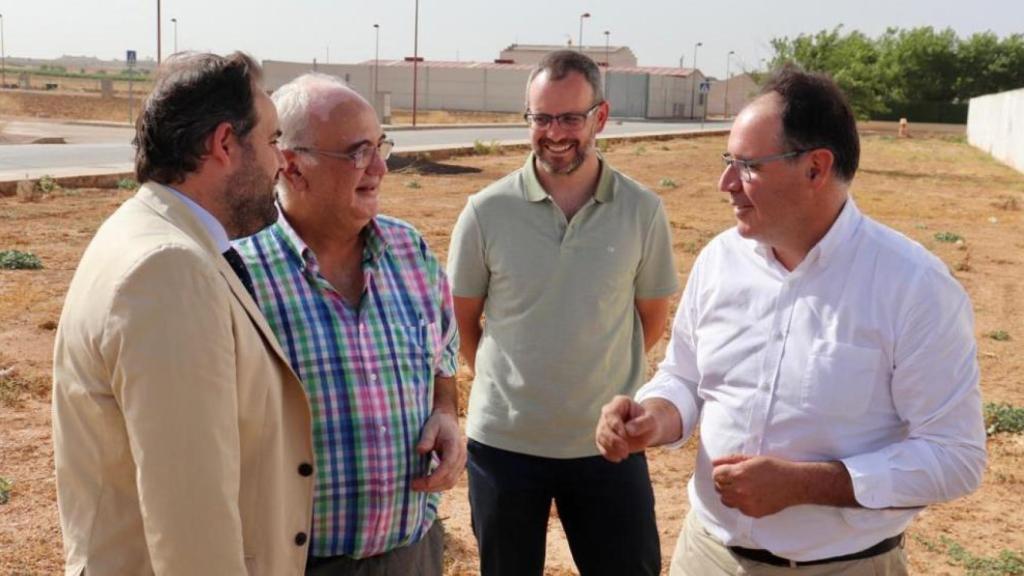 Paco Núñez con el presidente del PP de Cuenca, Benjamín Prieto, en Mota del Cuervo.