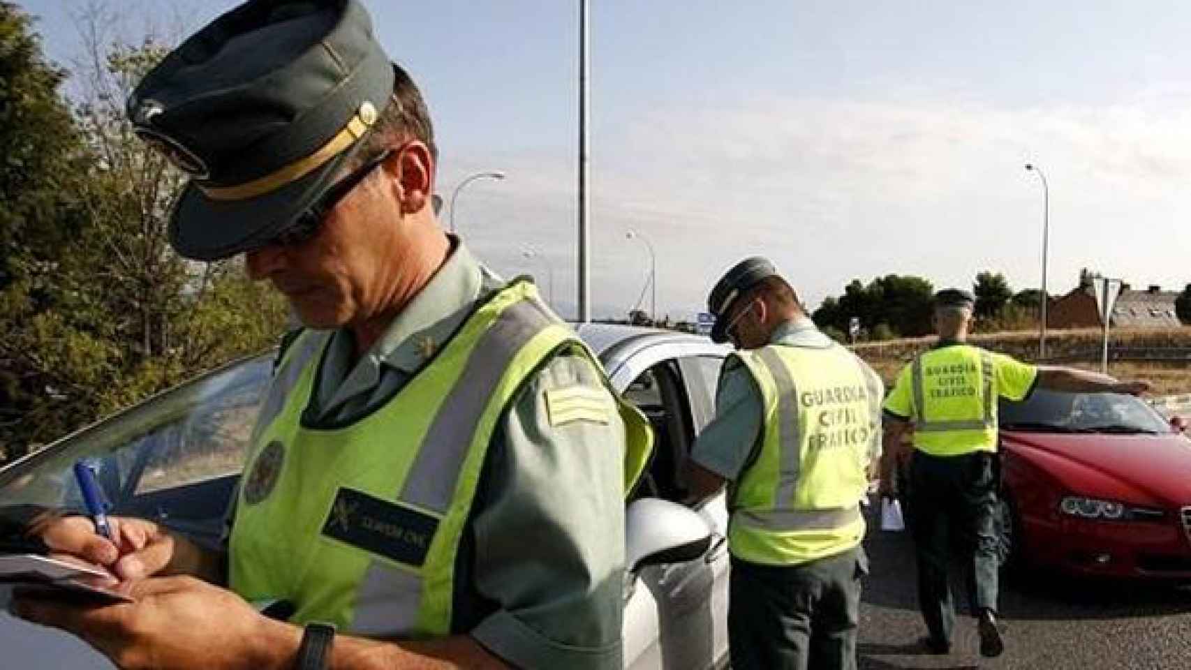 Guardia Civil de Tráfico poniendo multas.