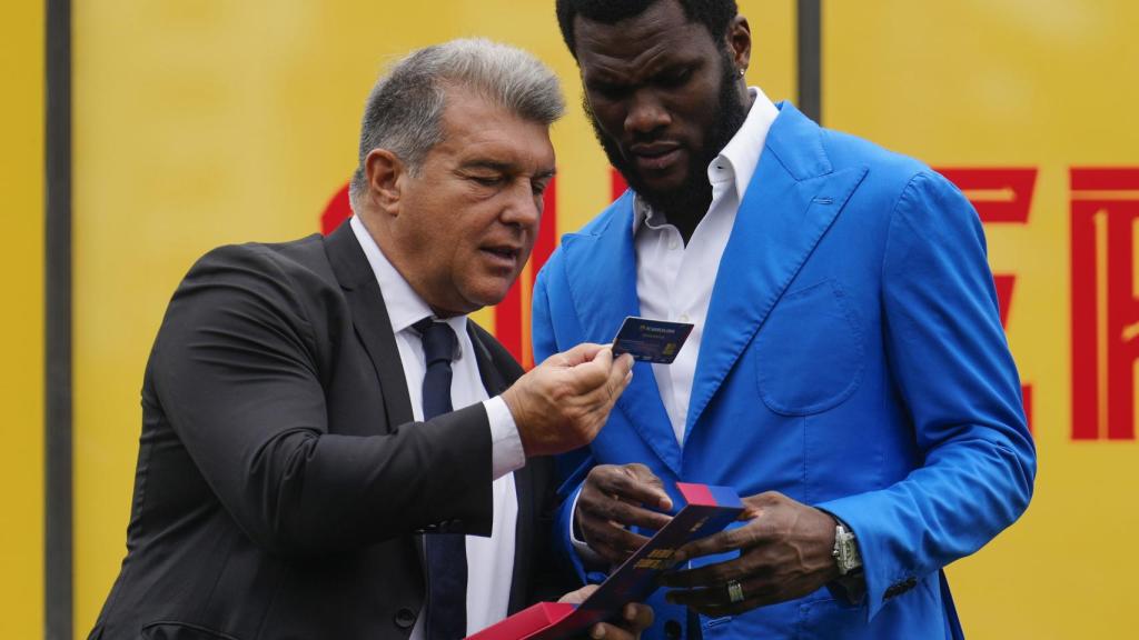 El presidente del FC Barcelona, Joan Laporta (i) durante la presentación del centrocampista marfileño Frank Kessie (d).